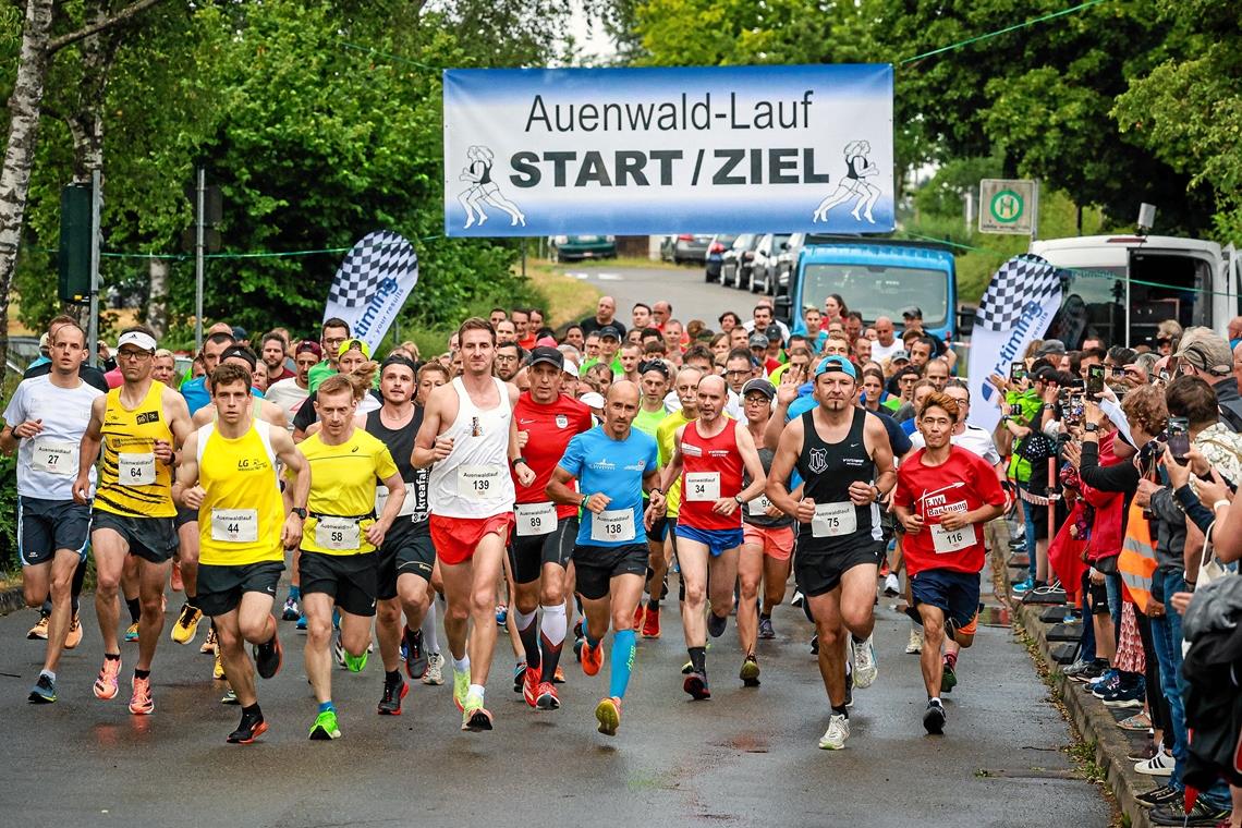 Lennart Nies (Startnummer 139) ist beim Hauptrennen über zehn Kilometer vom Start weg vorne dabei. Foto: Alexander Becher