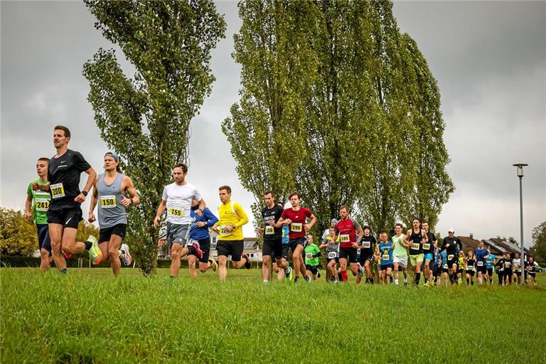 Lennart Nies (Startnummer 200) und Emil Fast (150) laufen gleich vorneweg, der Rest hält nur kurz Anschluss. Das Duo macht den Sieg bei den Männern unter sich aus. Fotos: Alexander Becher