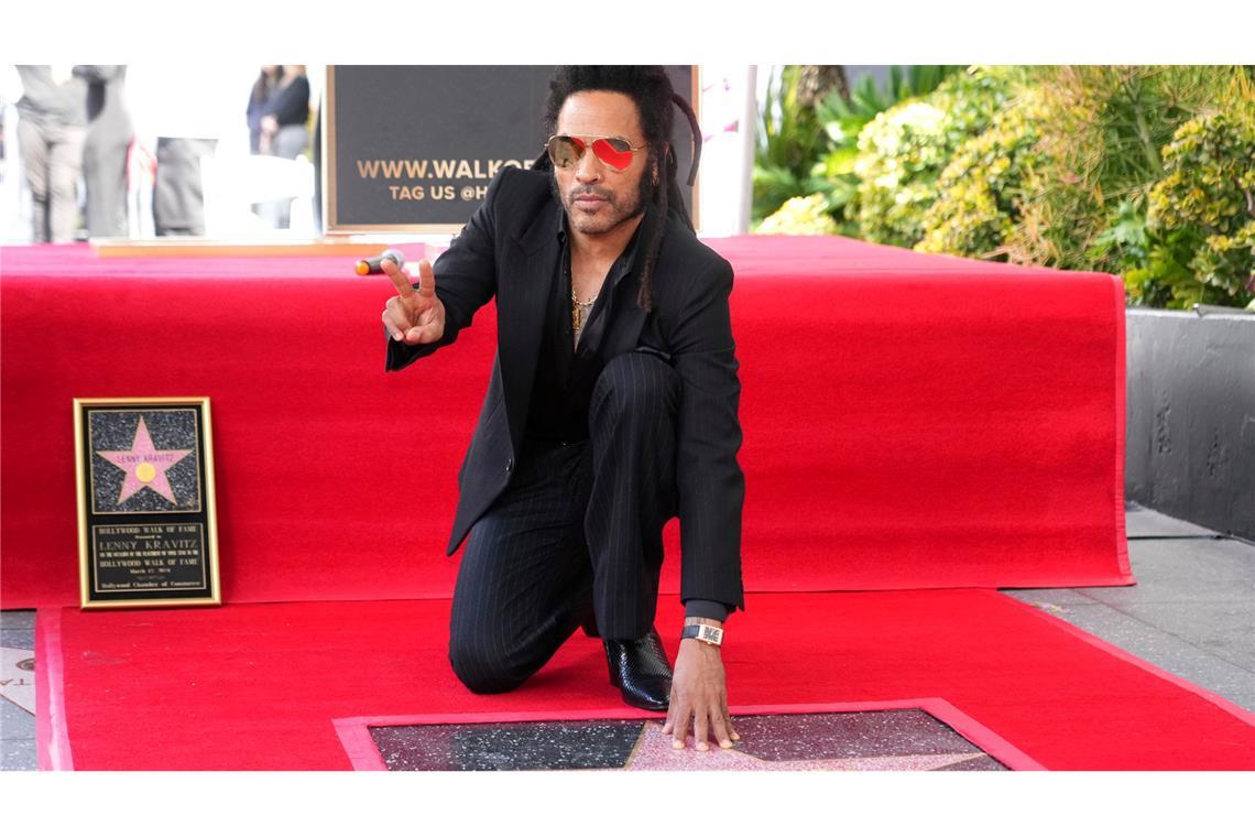 Lenny Kravitz (59) hat nun einen Stern auf dem berühmten "Walk of Fame" in Hollywood. Den Durchbruch schaffte der US-Rockstar 1989 mit seinem Album "Let Love Rule". Im Mai soll sein zwölftes Album auf den Markt kommen.