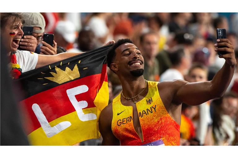 Leo Neugebauer auf der Ehrenrunde nach dem Zehnkampf in Paris, bei dem der Mann vom VfB Stuttgart die Silbermedaille gewonnen hat.