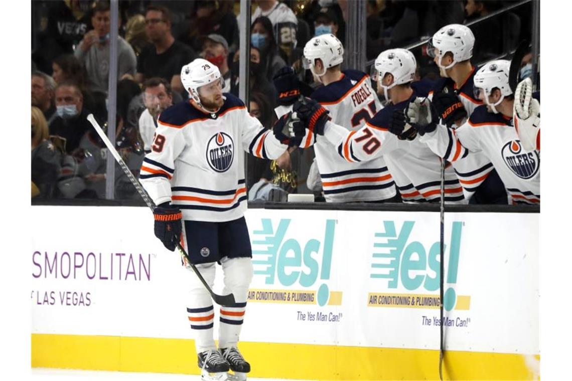 NHL: Draisaitl arbeitet mit Edmonton Oilers am Startrekord Leon Draisaitl (l) traf doppelt für die Edmonton Oilers. Foto: Steve Marcus/FR171387 AP/dpa