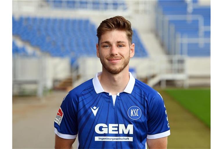 Leon Jensen beim Fototermin des Karlsruher SC für die Saison 2021/2022. Foto: Uli Deck/dpa/Archiv