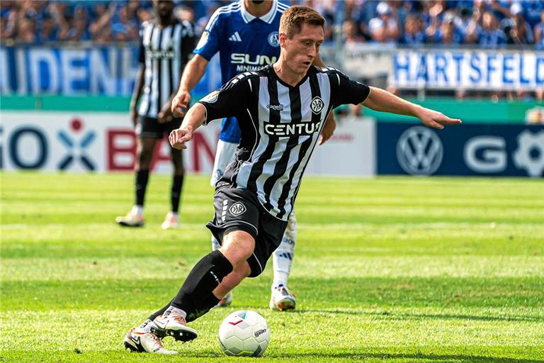 Leon Maier (hier im DFB-Pokal-Spiel gegen Schalke) ist morgen für den VfR Aalen gegen seine Ex-TSG-Kollegen am Ball. Foto: Imago