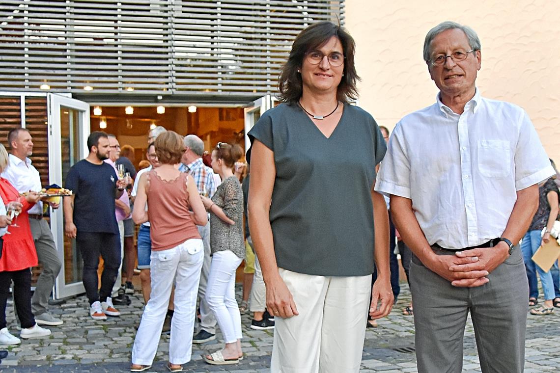 Leonhard Groß gibt den Stab des Ortsvorstehers weiter an seine seitherige Stellvertreterin Natascha Bobleter. Foto: Tobias Sellmaier