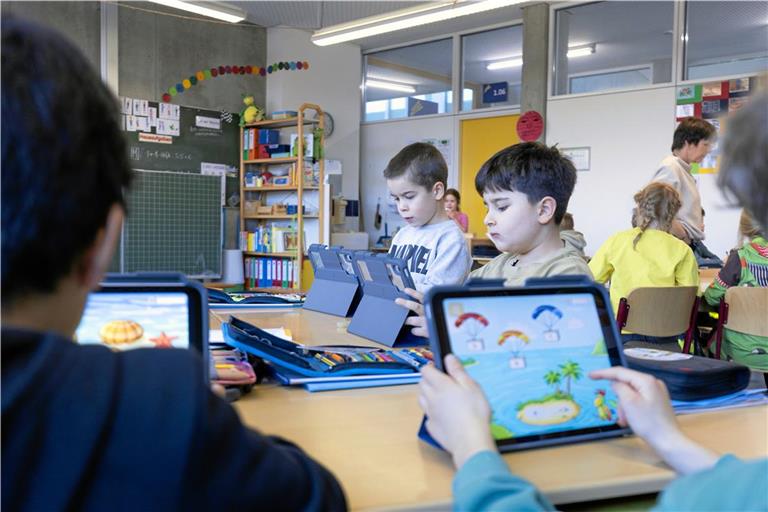 Lern-Apps ermöglichen differenziertes Lernen: Wie hier an der Grundschule Maubach übt jedes Kind auf seinem Niveau. Foto: Alexander Becher