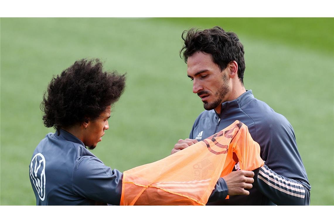 Leroy Sane (l) und Mats Hummels auf dem Trainingsplatz.