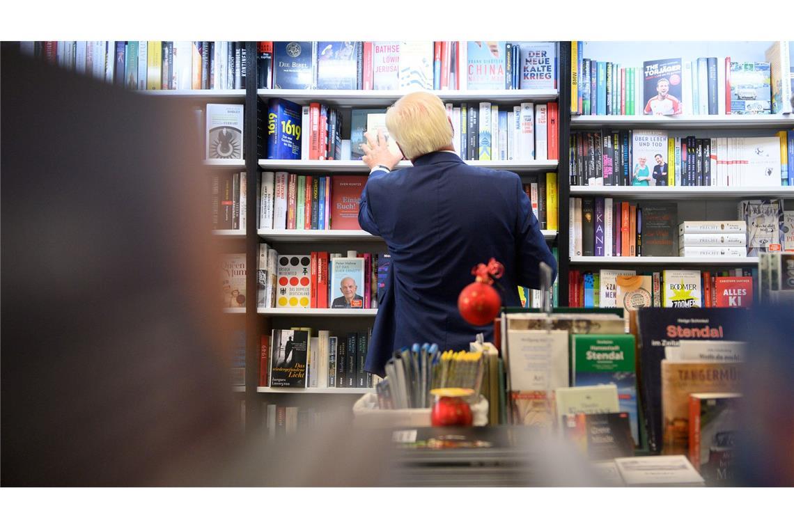 Lesestoff - Bundespräsident Steinmeier steht in der Buchhandlung Genz in Stendal vor dem Regal "Politik/Geschichte"