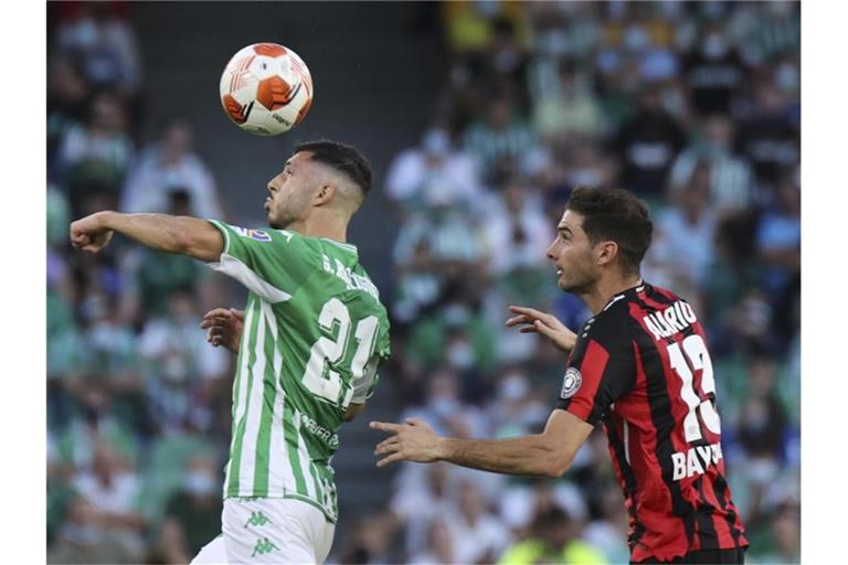 Leverkusens Lucas Alario (r) kämpft um den Ball. Foto: Jose Luis Contreras/AP/dpa/Archivbild