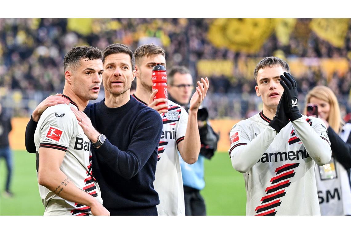 Leverkusens Trainer Xabi Alonso feiert mit seinen Spielern das Remis bei Borussia Dortmund.