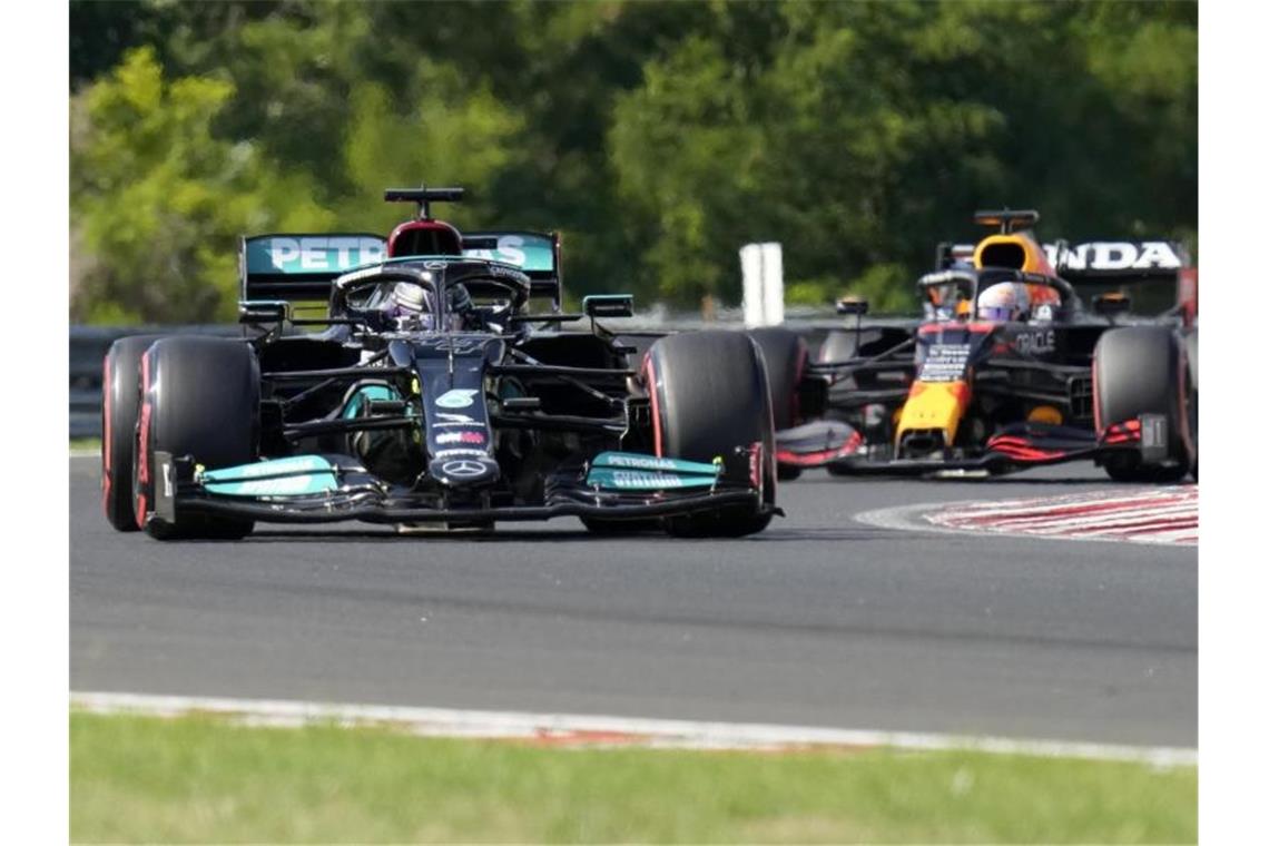 Hamilton rast zur Ungarn-Pole - Verstappen chancenlos Lewis Hamilton (l) hat sich in Ungarn die 101. Pole seiner Karriere geholt. Foto: Darko Bandic/AP/dpa