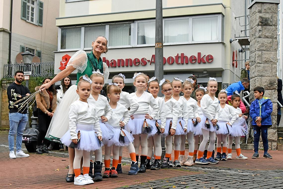 Liane Martínez mit den Gänsekindern am Adenauerplatz, von dem aus es zum Marktplatz zur Eröffnung geht.