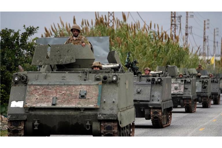 Libanesische Soldaten fahren in einem Konvoi im Südlibanon. (Archivbild)