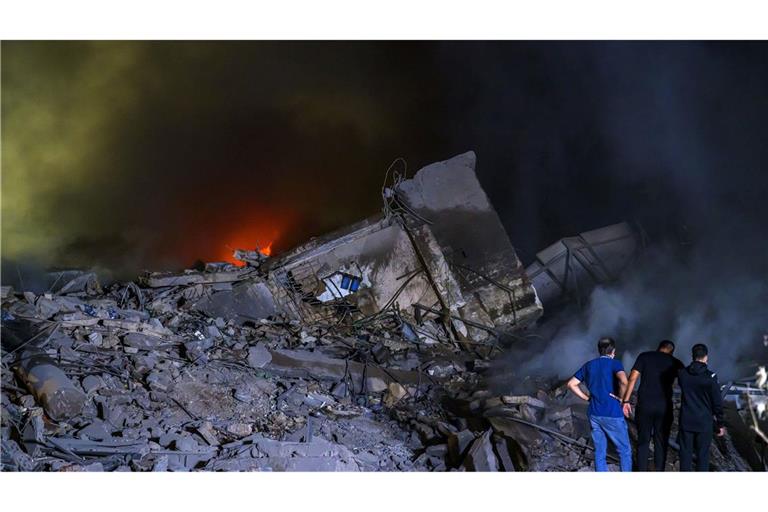 Libanon, Beirut: Rettungskräfte versammeln sich nach einem israelischen Luftangriff auf das Hauptquartier der pro-iranischen Hisbollah.