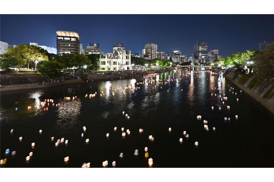 Lichter zum Gedenken an die Opfer - zum 79. Jahrestag des US-Atombombenangriffs auf Hiroshima erstrahlt der Motoyasu-Fluss in einem Meer aus leuchtenden Laternen.