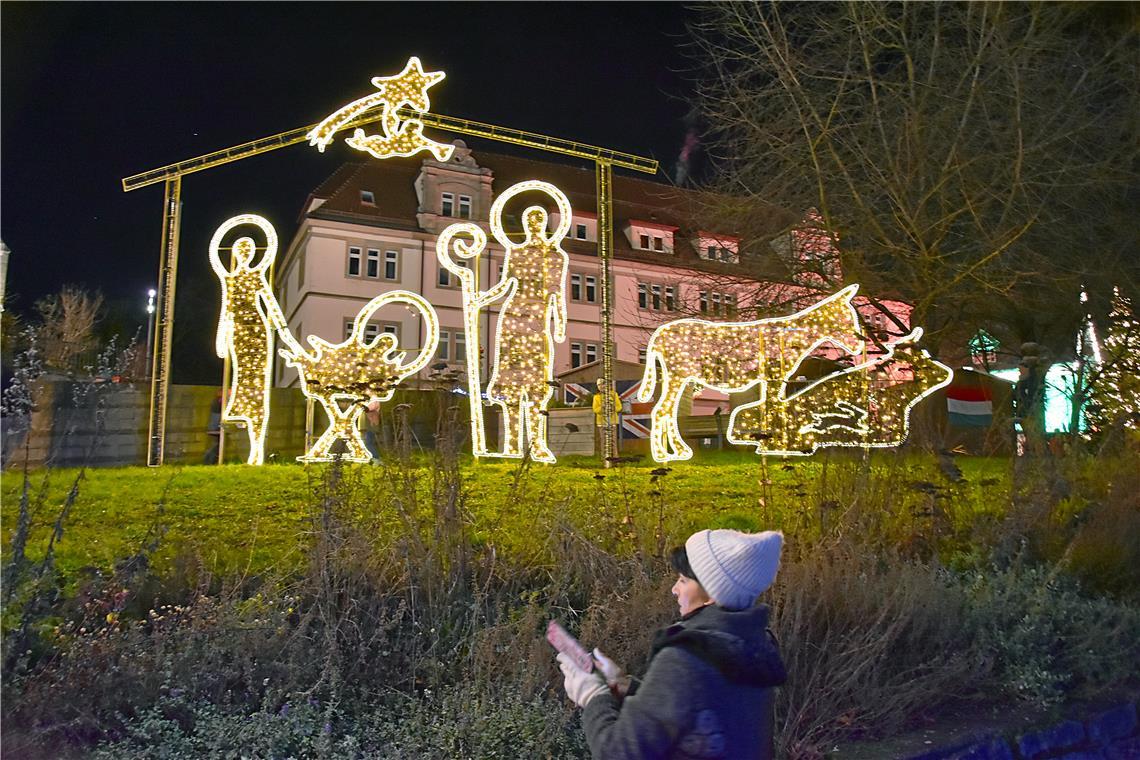 Lichtgestalten: Das Wahrzeichen des Weihnachtsmarktes ist die große Krippe vor d...