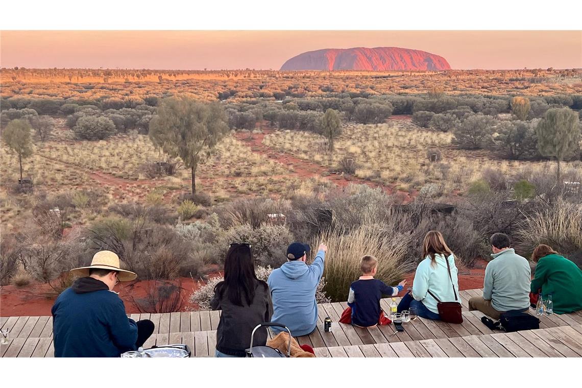 Lieber aus der Ferne als vom Gipfel: Heute können Touristen den Uluru von einer Plattform aus bestaunen.