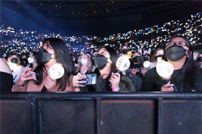 Lightsticks sind ein beliebtes Accessoire auf K-Pop-Konzerten, wie hier bei ATEEZ 2022 in Kalifornien.