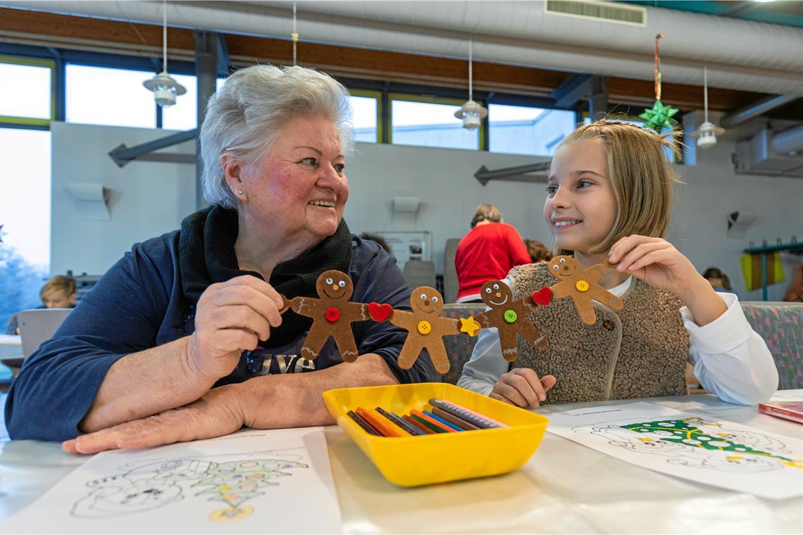 Lilia Esser und ihre Enkelin Lilith basteln ein Pfefferkuchenmobile, während ihre Plätzchen im Ofen backen.