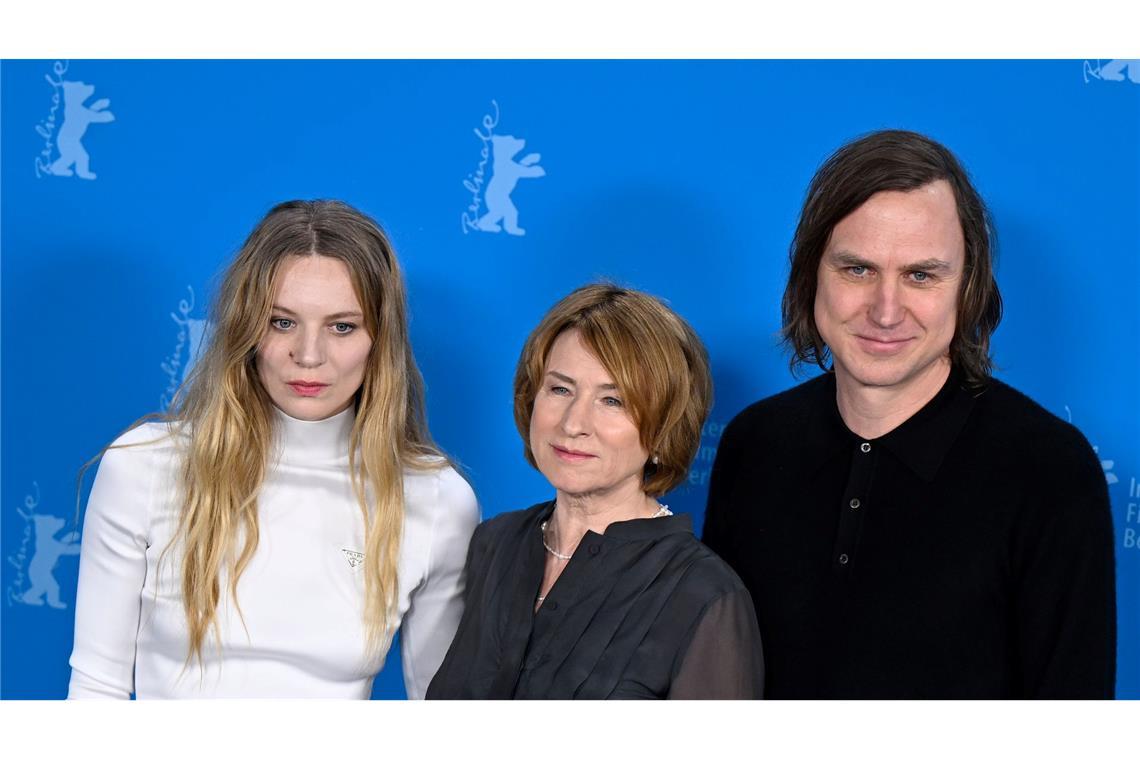 Lilith Stangenberg, Corinna Harfouch und Lars Eidinger sind zusammen im Film "Sterben" von Regisseur Matthias Glasner zu sehen.