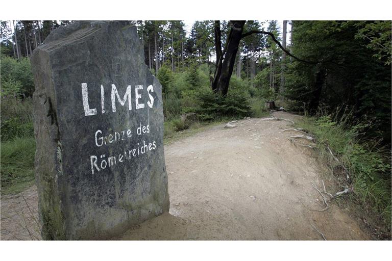 Limes-Grenze des Römischen Reiches - Stein mit Inschrift auf den Überresten des Grenzwalls in Saalburg.