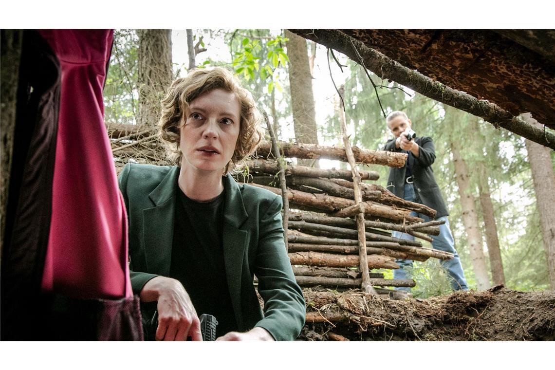 Linda Selb (Luise Wolfram, links) und Liv Moormann (Jasna Fritzi Bauer) entdecken eine Höhle im Wald.