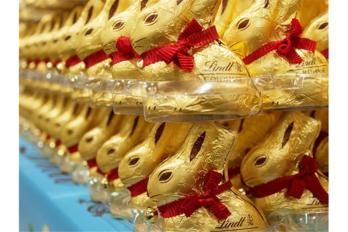Schokohasen-Streit vor BGH: Lindt fordert Goldton exklusiv Lindt-Goldhasen stehen in einem Geschäft. Foto: Amelie Sachs/dpa/Archivbild
