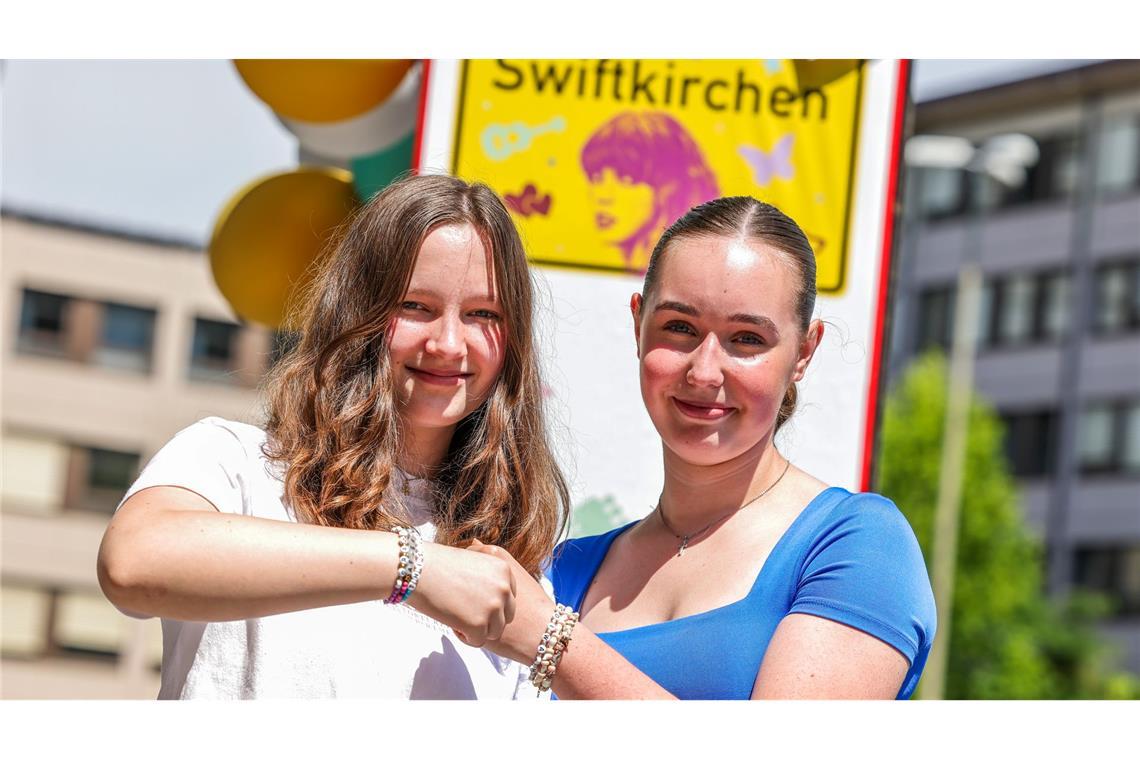 Linett Grajek (l) und Chiara Bechem haben sich mit Fan-Armbändern vorbereitet.