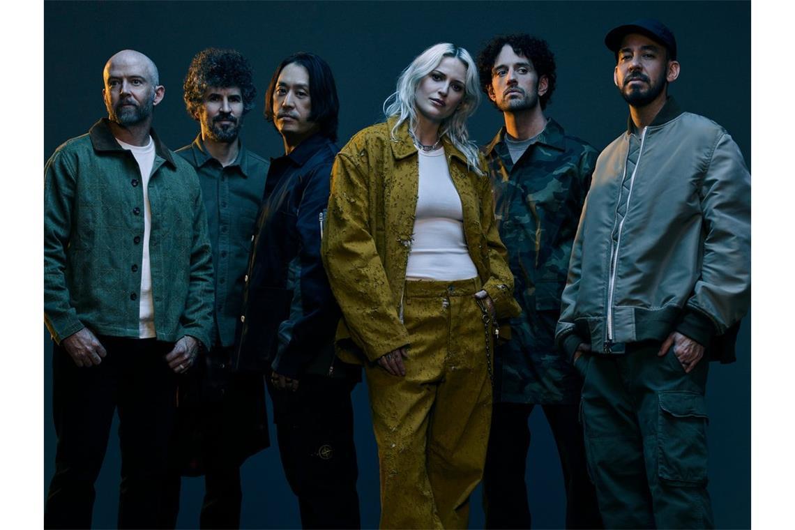 Linkin Park mit ihrer neuen Sängerin Emily Armstrong.