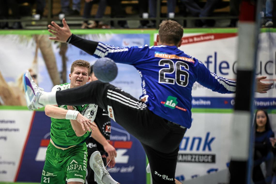 Linksaußen Martin Schmiedt findet immer wieder Lücken und erzielt schon vor der Pause sieben Tore für den HCOB. Foto: Alexander Becher