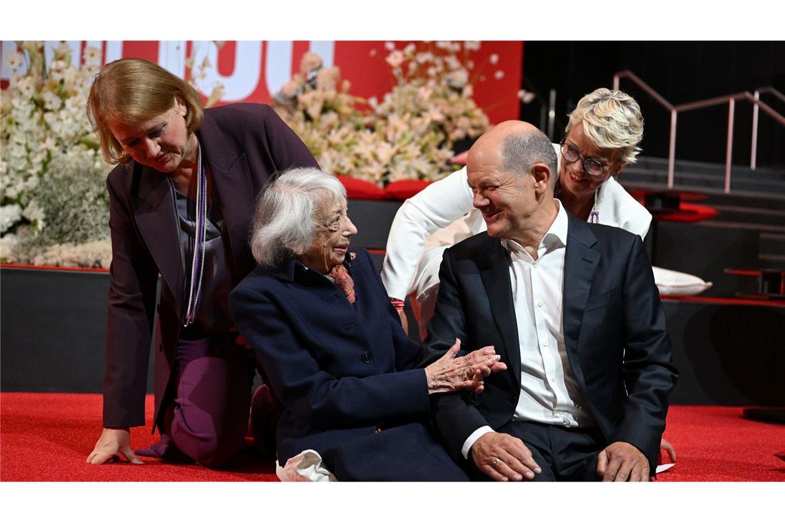 Lisa Paus, Margot Friedländer, Olaf Scholz und Marion Horn unterhalten sich vor Beginn der Veranstaltung BILD100 im Axel-Springer-Neubau.