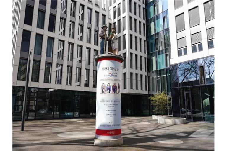 Litfaßsäule vor dem Firmengebäude mit dem Logo des Zuckerherstellers Südzucker. Foto: Uwe Anspach/dpa/Archivbild