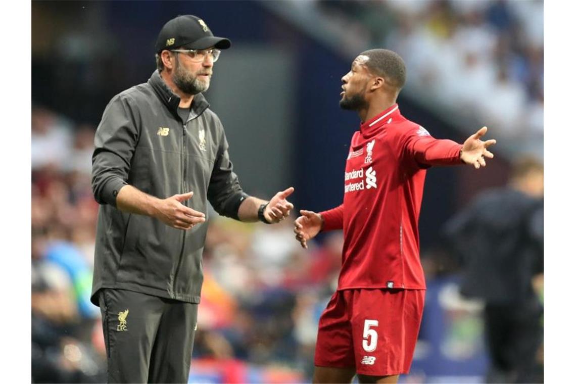Klopp führt Liverpool gegen Tottenham auf Europas Thron Liverpool-Coach Jürgen Klopp (l) im Gespräch mit Georginio Wijnaldum. Foto: Jan Woitas