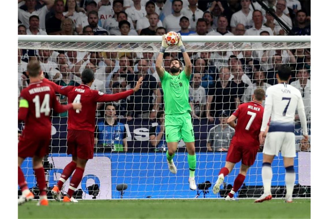 Klopp führt Liverpool gegen Tottenham auf Europas Thron Liverpool-Keeper Alisson Becker (M) vereitelt eine Tottenham-Chance. Foto: Jan Woitas