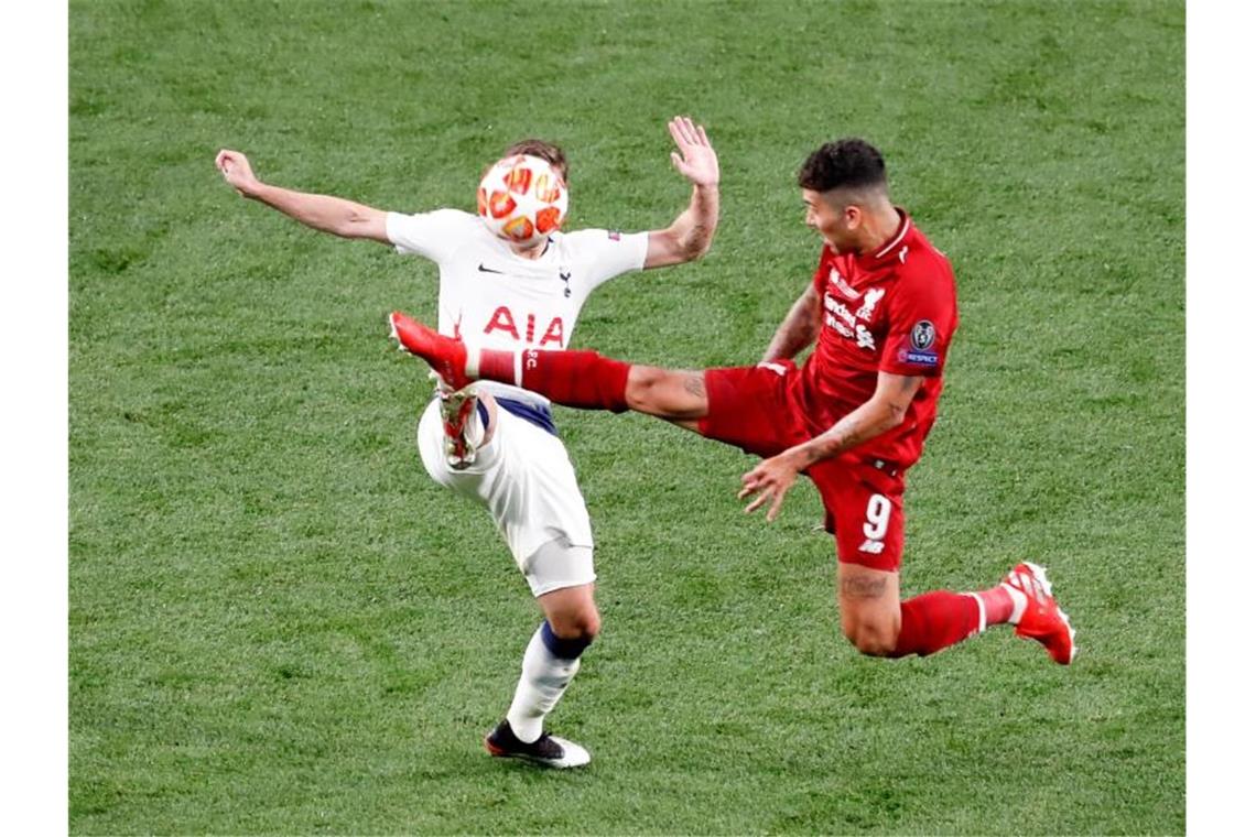 Klopp führt Liverpool gegen Tottenham auf Europas Thron Liverpools Roberto Firmino (r) geht mit überharten Einsatz in Tottenhams Harry Winks. Foto: Armando Franca/AP