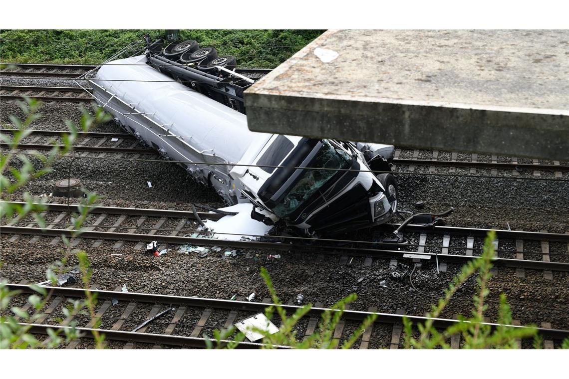 LKW auf Bahngleise gestürzt