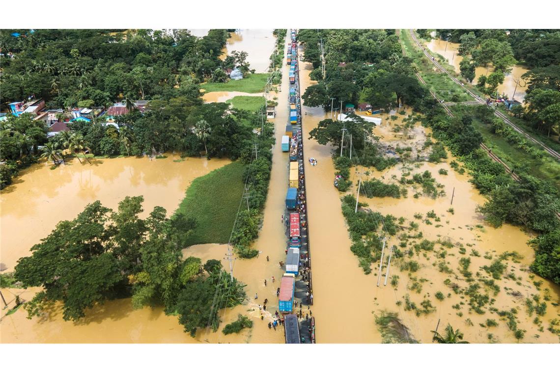 LKW stehen auf der überschwemmte Dhaka-Chittagong-Schnellstraße in Bangladesch