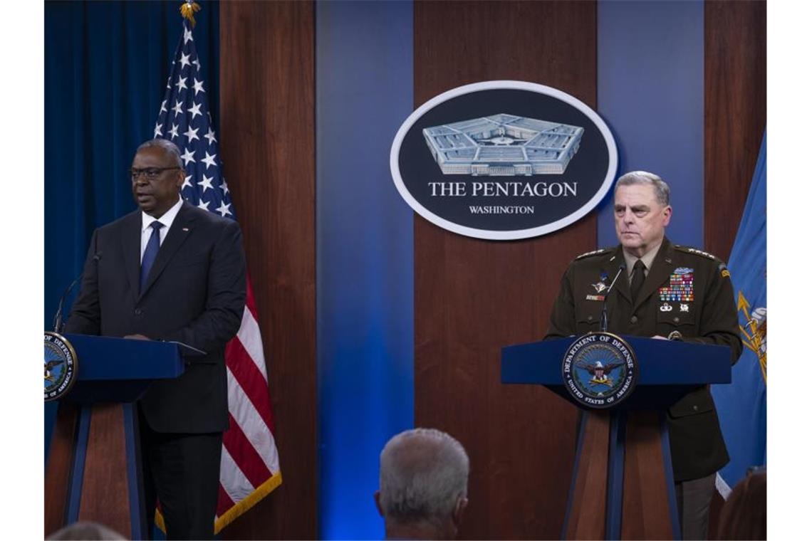 US-Militär sieht drohenden Bürgerkrieg in Afghanistan Lloyd Austin (l), Verteidigungsminister der USA, und General Mark Milley, Vorsitzender der Joint Chiefs, sprechen bei einer Pressekonferenz zur Lage in Afghanistan. Foto: Ssgt. Julian Kemper/Dod/Planet Pix via ZUMA Press Wire/dpa