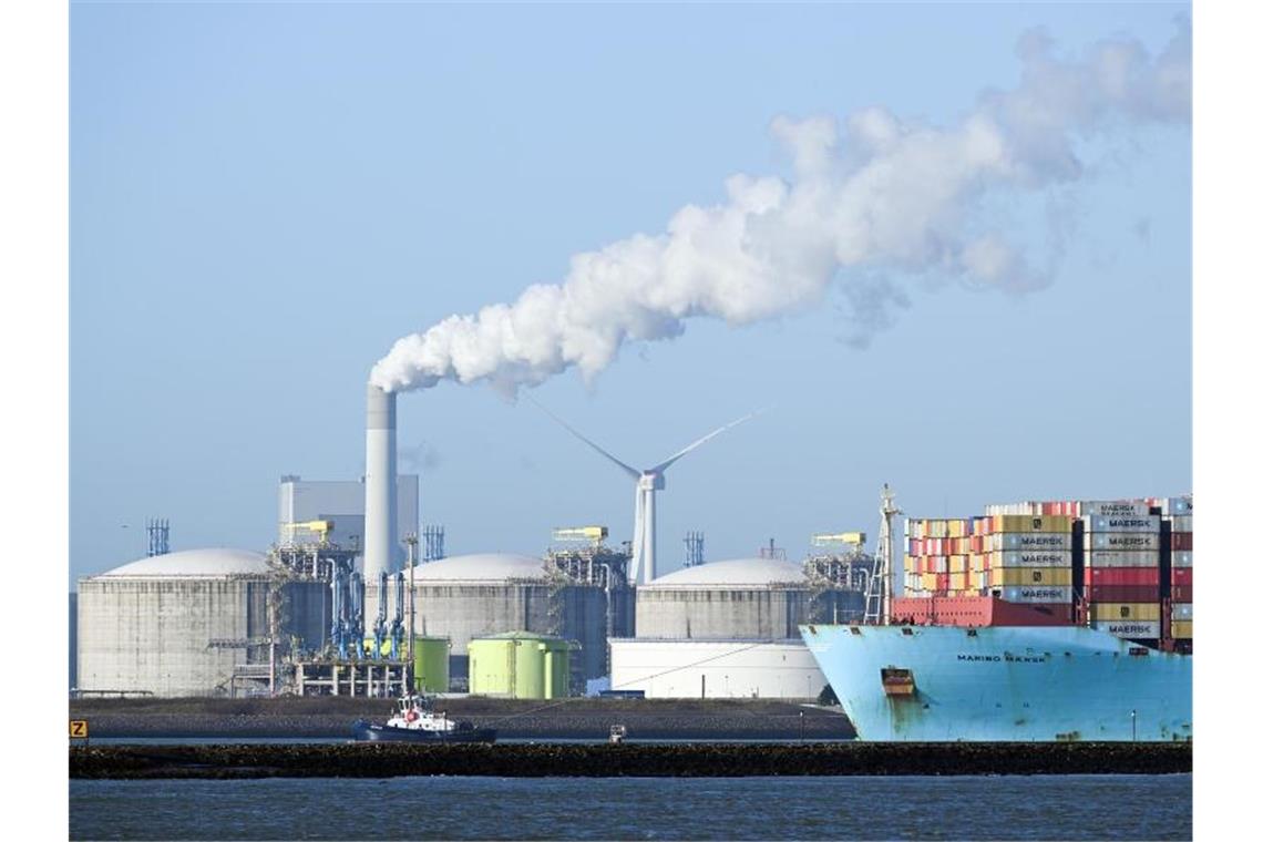 LNG-Terminal im Hafen von Rotterdam. Jetzt sollen auch in Deutschland solche Anlagen für Flüssiggas gebaut werden. Foto: Federico Gambarini/dpa