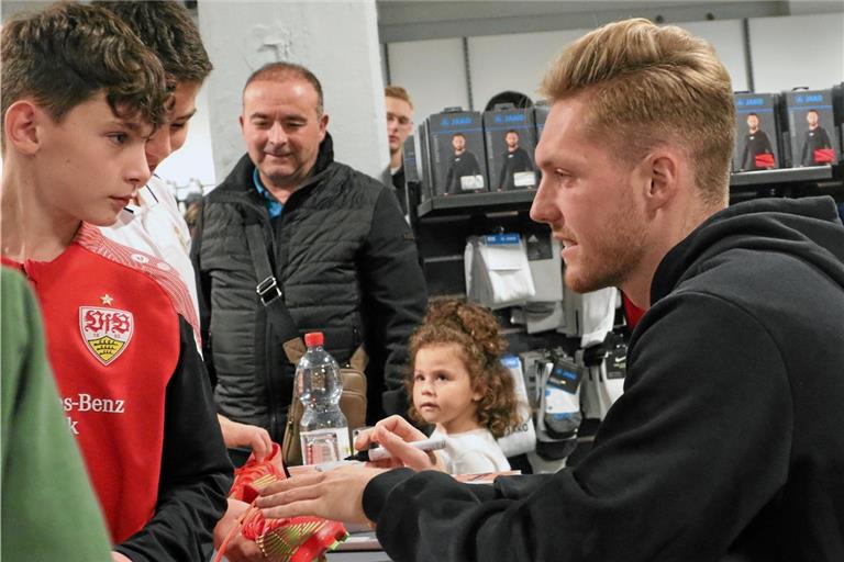 Locker und sympathisch bei der Autogrammstunde sowie gestählt im Abstiegskampf: VfB-Torhüter Florian Müller. Foto: Alexander Hornauer