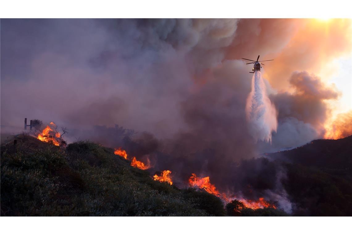 Löscharbeiten aus der Luft sind wegen schwerer Winde kaum möglich. (Foto aktuell)