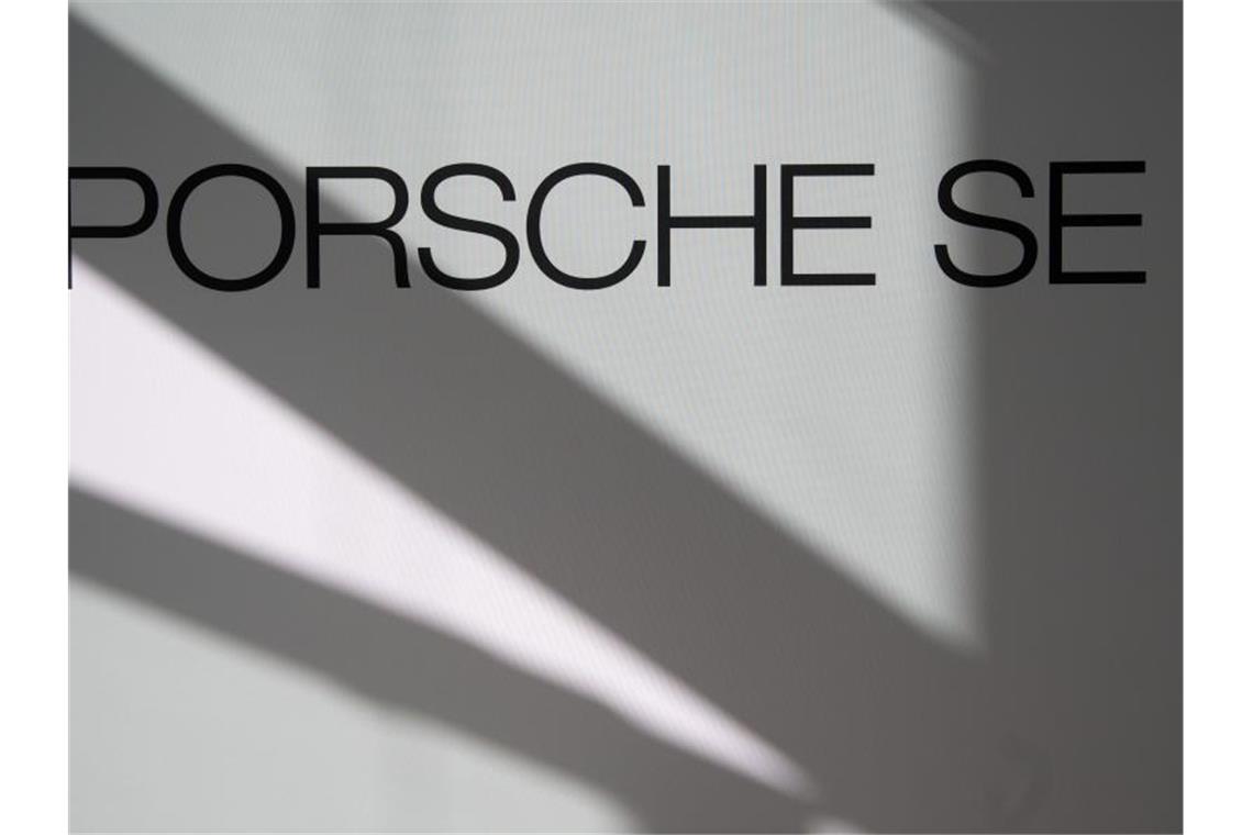 Porsche SE rechnet mit Gewinn von 2,6 Milliarden Euro Logo und Schriftzug der Porsche SE sind an einer Stellwand zu sehen. Foto: Marijan Murat/dpa/Symbolbild