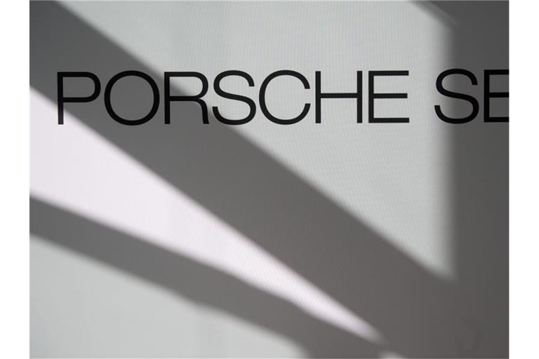 Logo und Schriftzug der Porsche SE sind zu sehen. Foto: Marijan Murat/dpa/Archivbild