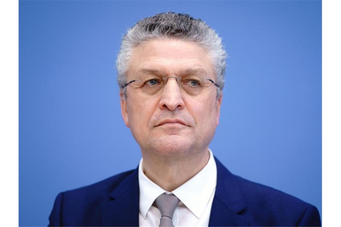 RKI warnt vor Corona-Wendepunkt - Lockerungen in Gefahr Lothar Wieler, Präsident des Robert Koch-Instituts (RKI), rechnet in den kommenden Wochen mit mehr Corona-Ausbrüchen. Foto: Kay Nietfeld/dpa