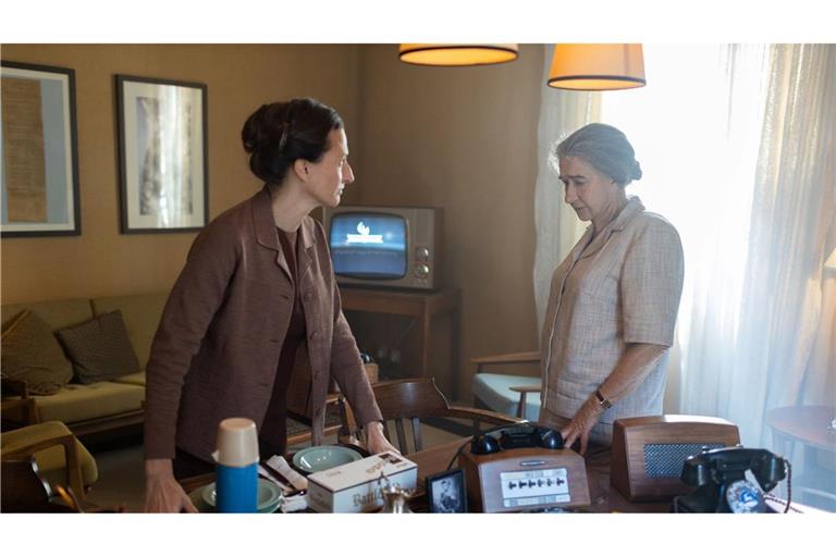 Lou Kaddar (Camille Cottin) und Golda Meir (Helen Mirren) in einer Szene des Films "Golda: Israels eiserne Lady".