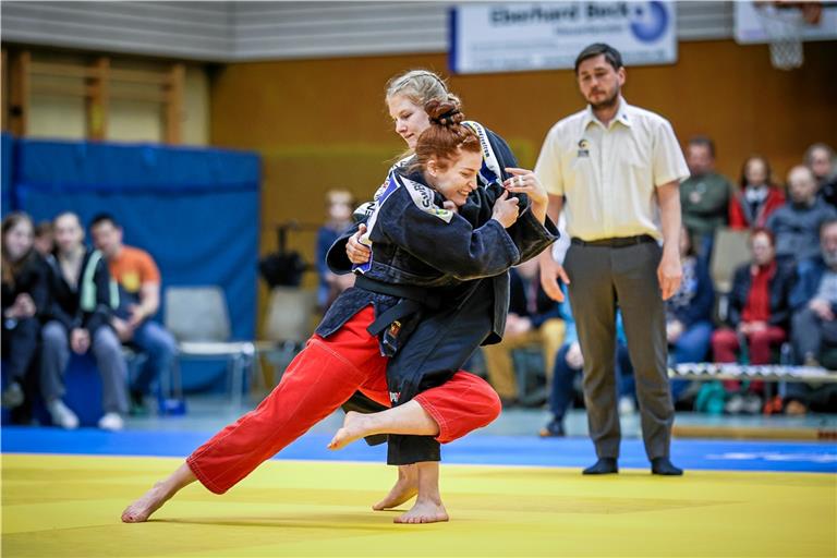 Lubjana Piovesana (rote Hose) und die anderen TSG-Frauen hatten alles im Griff und brachten ihre Gegnerinnen zu Fall.Foto: Alexander Becher