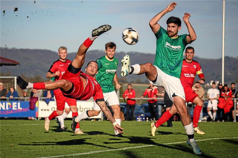 Luca Jungbluth (links) trifft per Seitfallzieher zum 2:0 für Allmersbach. Foto: Alexander Becher