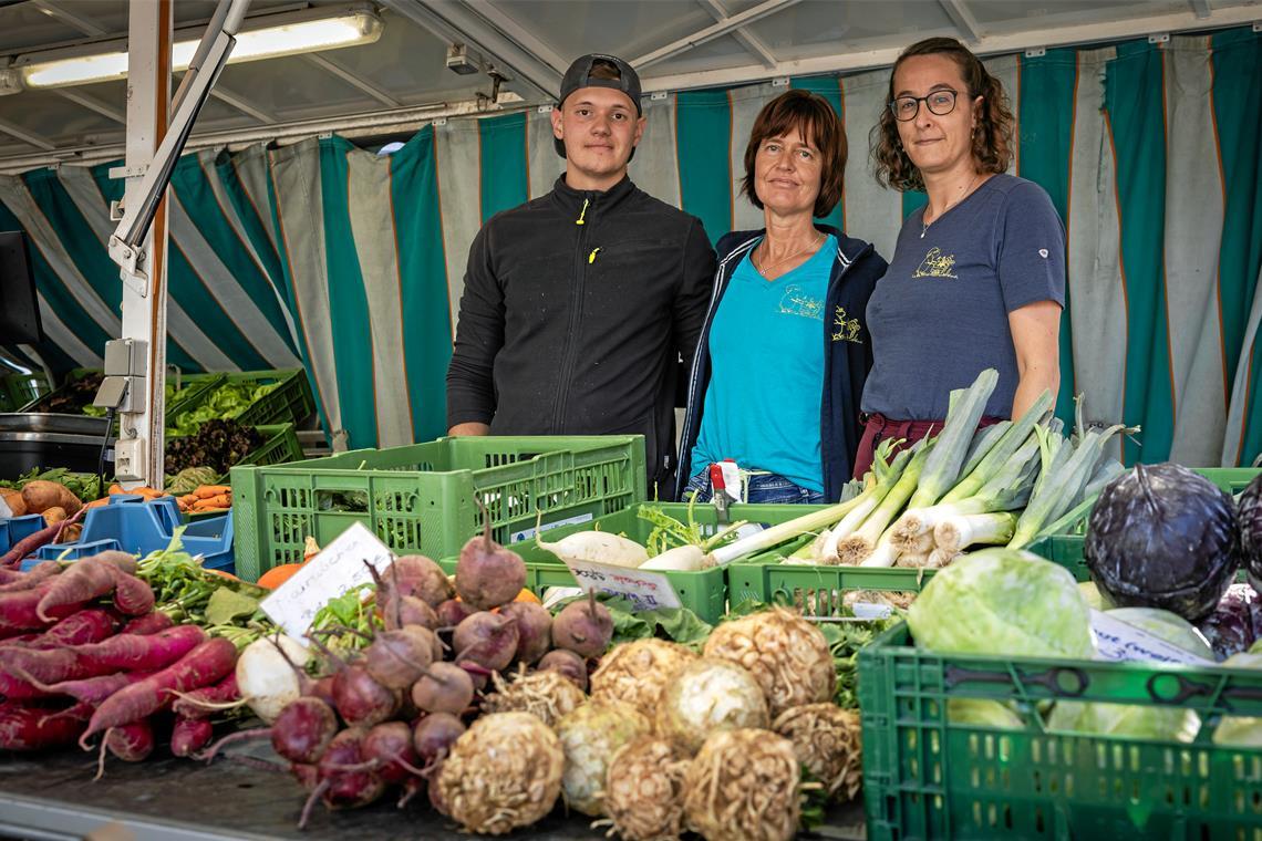 Luca Schaaf, Cornelia Schaaf und Ute Morgenstern (von links) kümmern sich zu dritt um die Kundschaft. Fotos: Alexander Becher