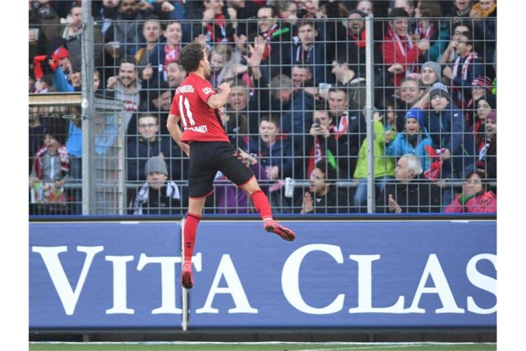 Luca Waldschmidt von Freiburg bejubelt ein Tor. Foto: Patrick Seeger/dpa/Archivbild