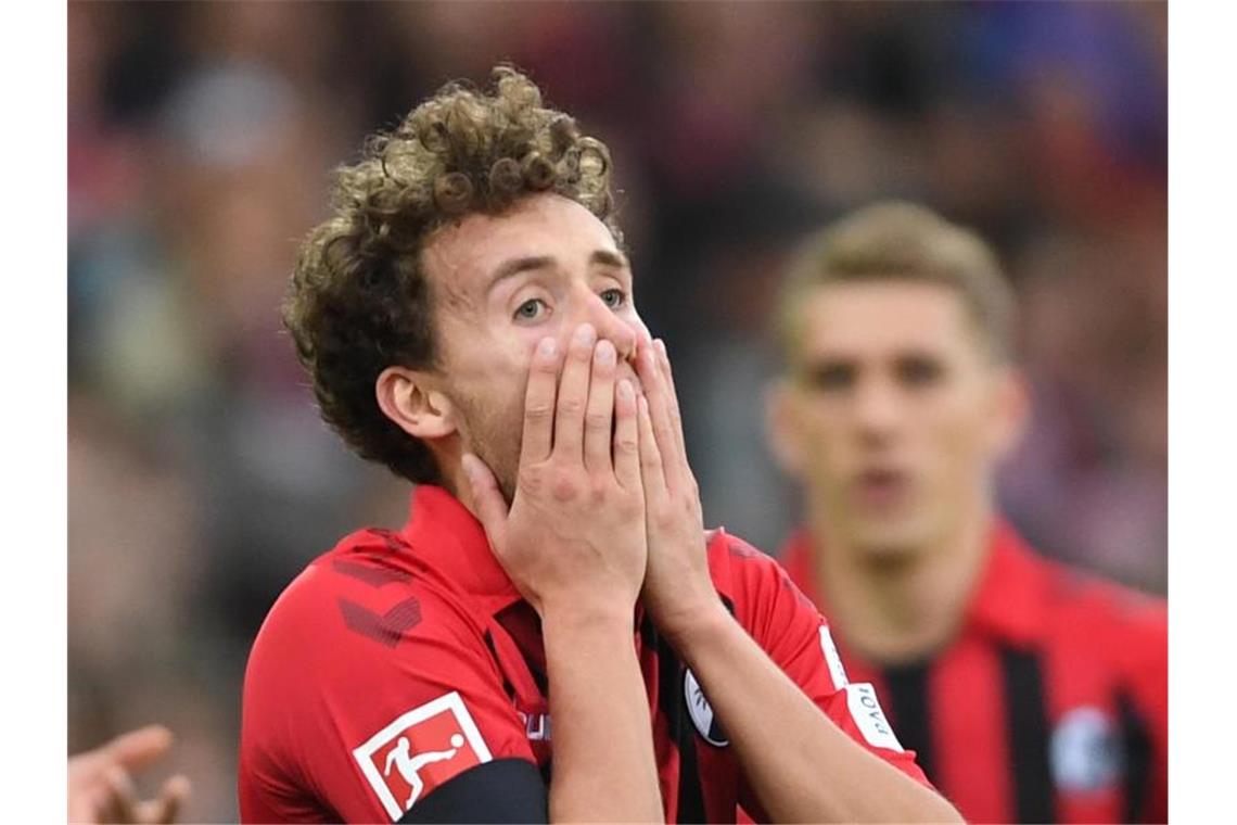 SC Freiburg wohl ohne Waldschmidt beim BVB Luca Waldschmidt von Freiburg schlägt die Hände vor sein Gesicht. Foto: Patrick Seeger/dpa/Archiv