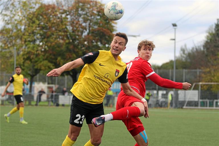 Luca Wöhrle (links) behauptet sich mit Großaspach beim Freiburger FC. Foto: Eibner